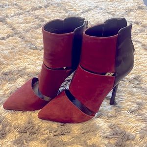 Steve Madden. Burgundy Suede Booties. 3in heel. Size 8M